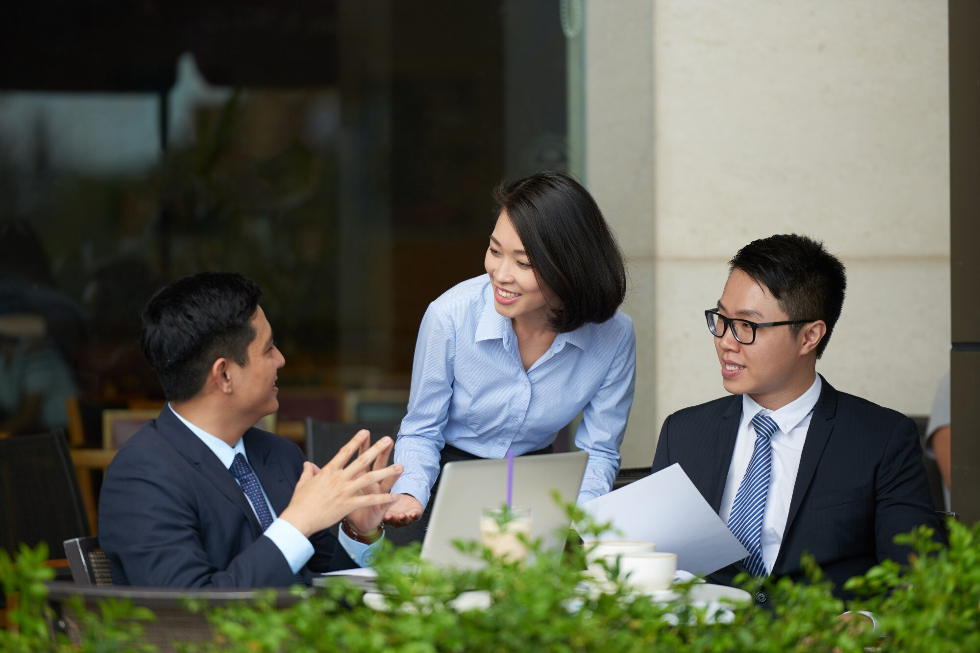 Nhóm kinh doanh họp với đối tác